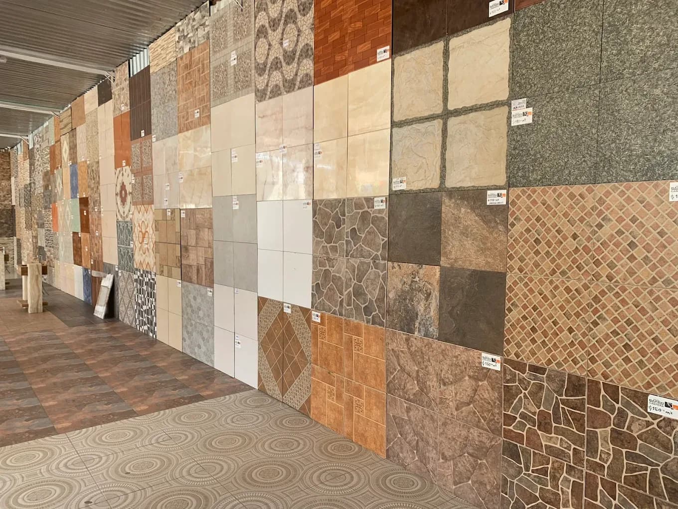 Muro de muestras de pisos y azulejos en la tienda